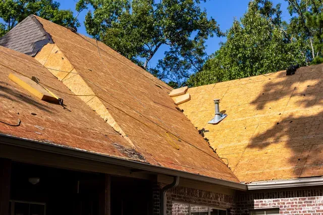 Une maison avec un toit en cours de réparation.