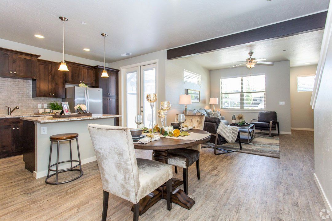 Retreat at Silvercloud dining area