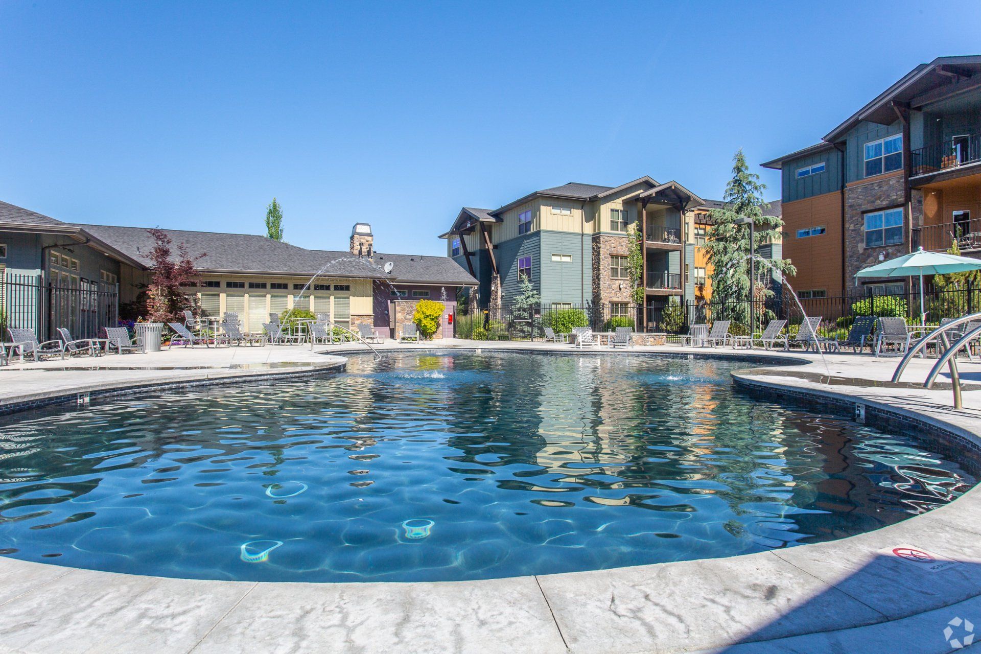 Retreat at Silvercloud pool