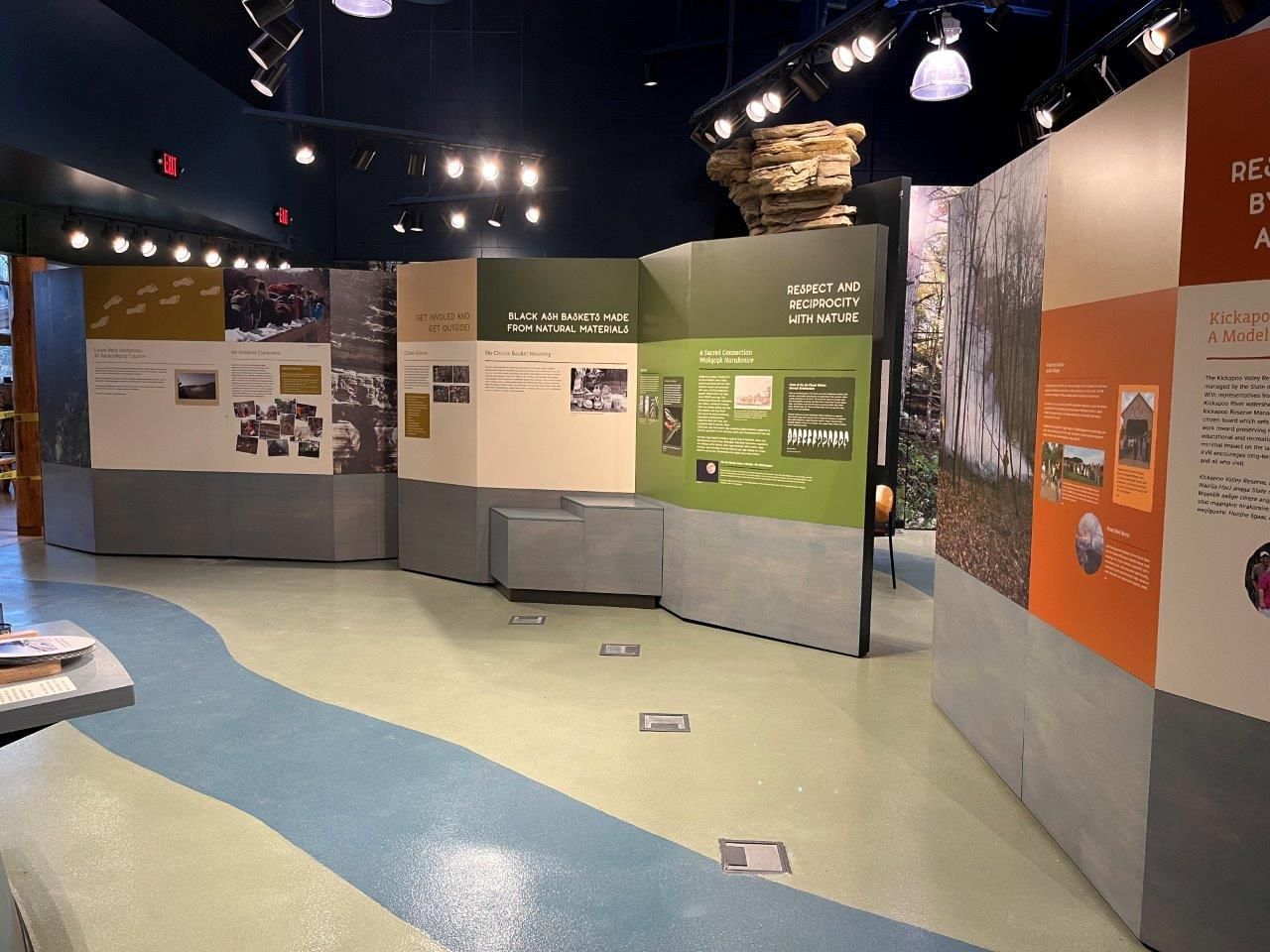 Cleaning the table — Arlington Heights, IL — Stevens Exhibits and Displays Inc