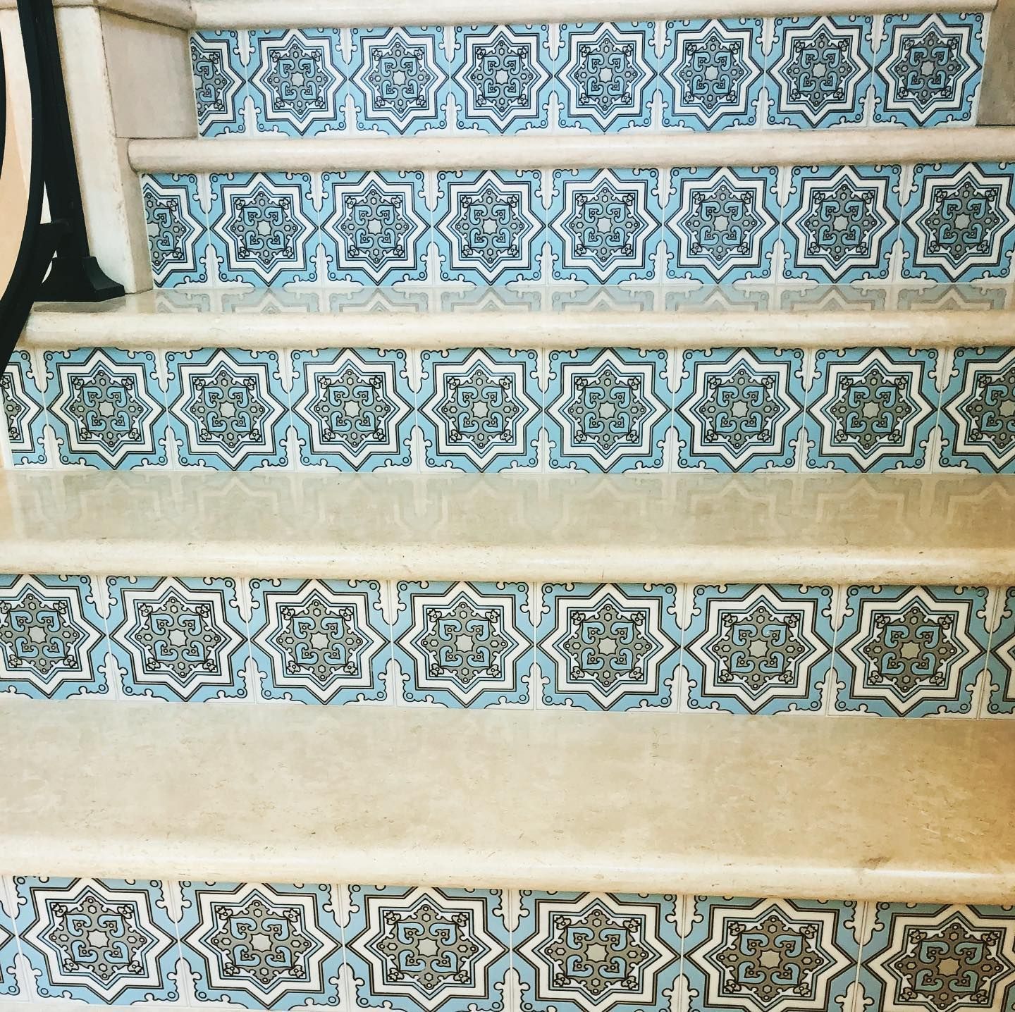 A set of stairs with a blue and white pattern on them