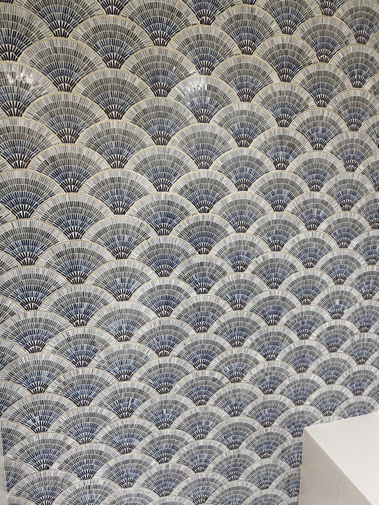A wall with a blue and white pattern on it.
