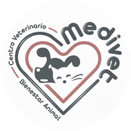 Logotipo de Medivet, un centro veterinario. Diseño en forma de corazón con la silueta de un perro y un gato; texto: 