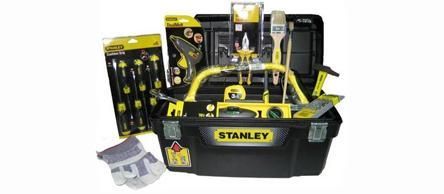 Caja de herramientas Stanley negra con herramientas amarillas y negras, abierta, con herramientas adicionales y guantes.