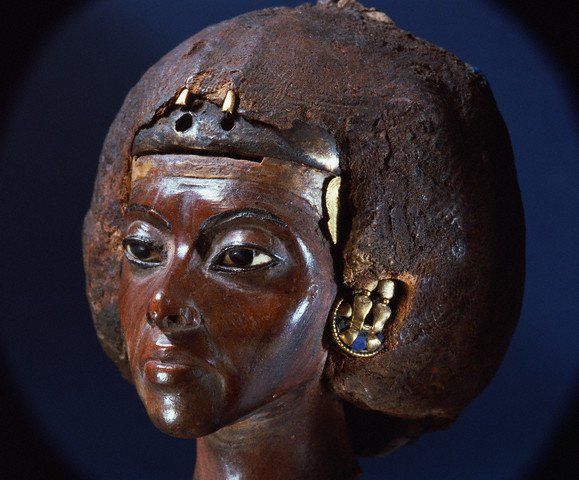 A statue of a woman with a crown on her head