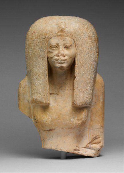 A statue of a woman with a large wig on her head