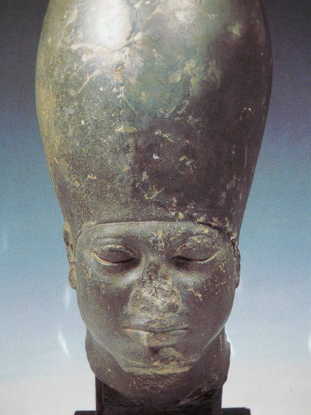 A statue of a man 's head with a large hat on it.