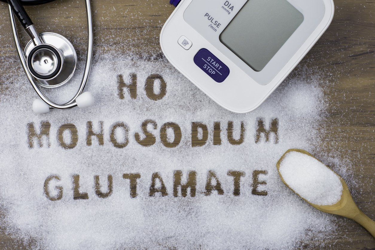 The word glutamate is written in a pile of sugar