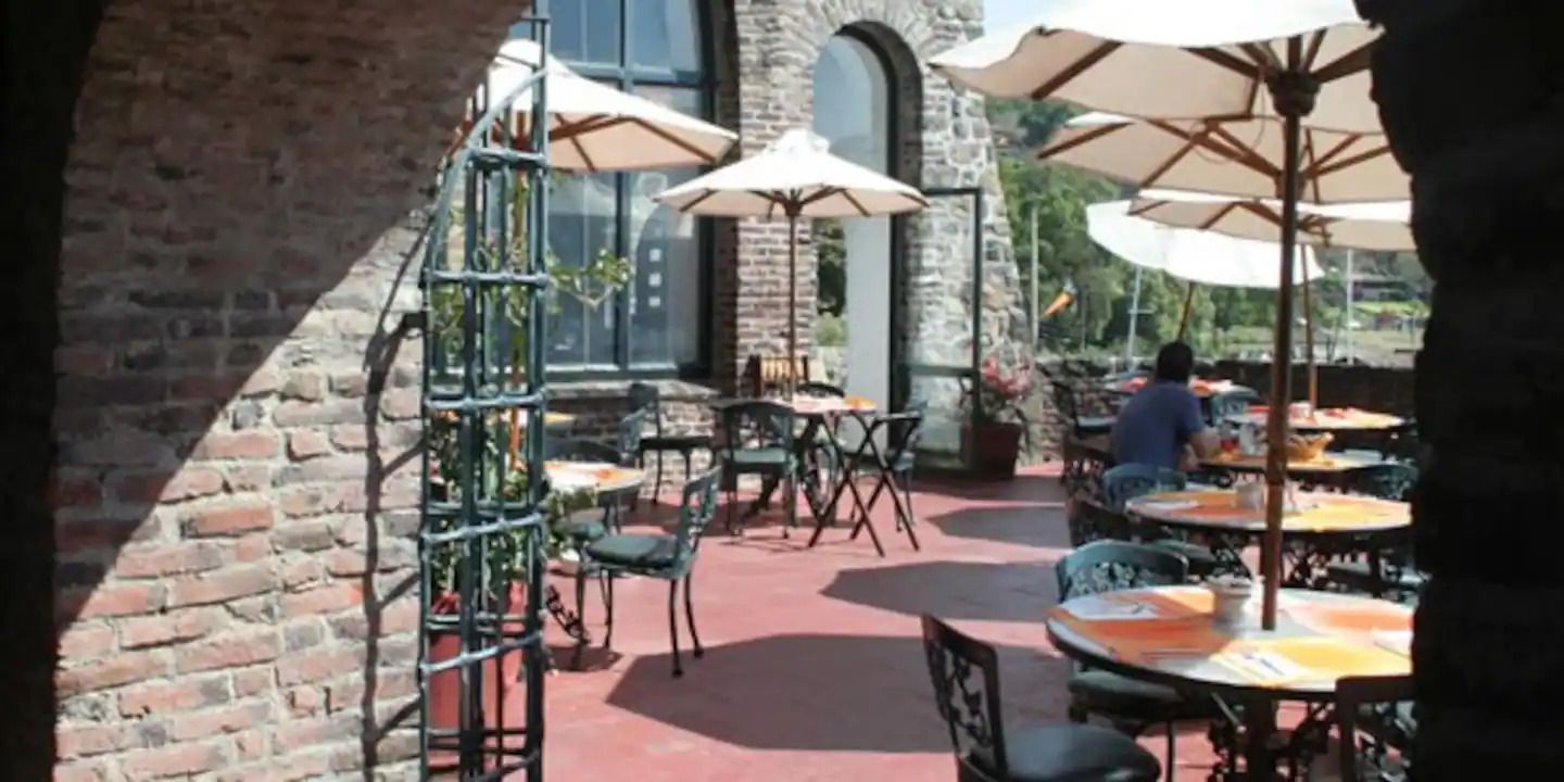 restaurante con vista al lago en valle de bravo