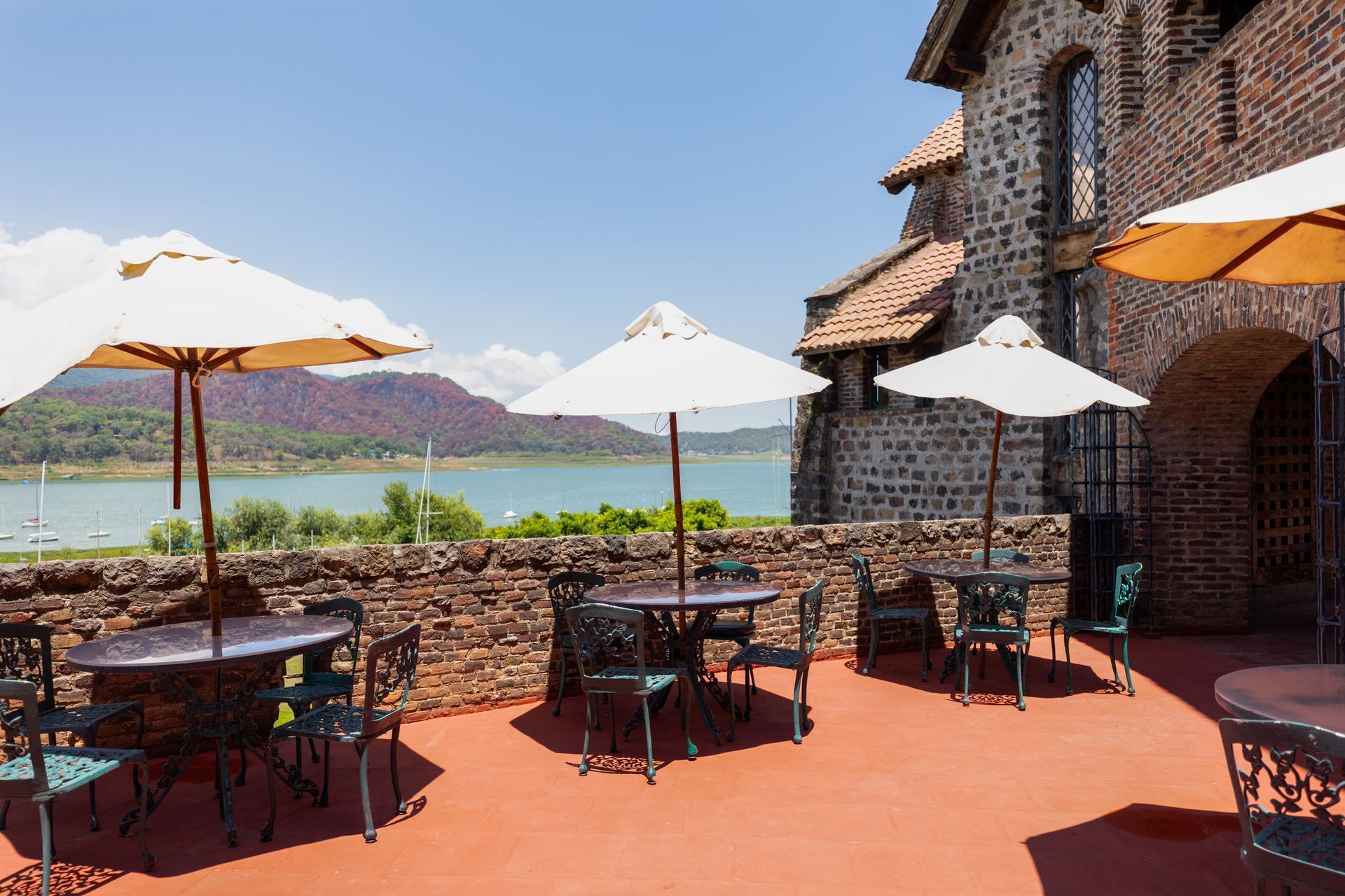 Restaurante en Valle de Bravo con vistas al lago en casa vela santa maría