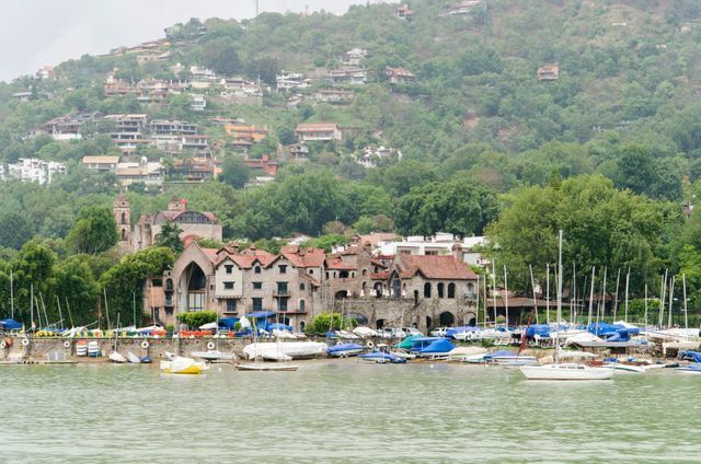 castillo de valle de bravo y club de vela santa maria