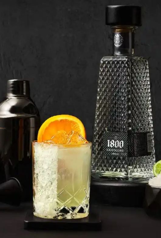 image of a cocktail and bottle of 1800 Cristalino