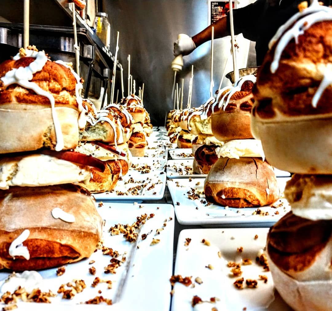 Man putting food on plate