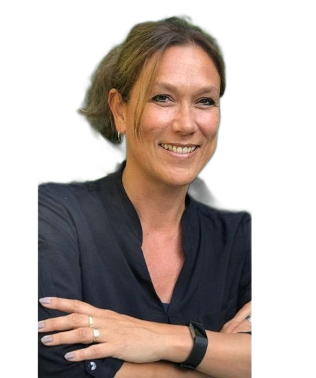 Een vrouw met een lichte huid, glimlachend, tegen een groene achtergrond. Ze draagt ​​een zwart topje en een zilveren oorring.