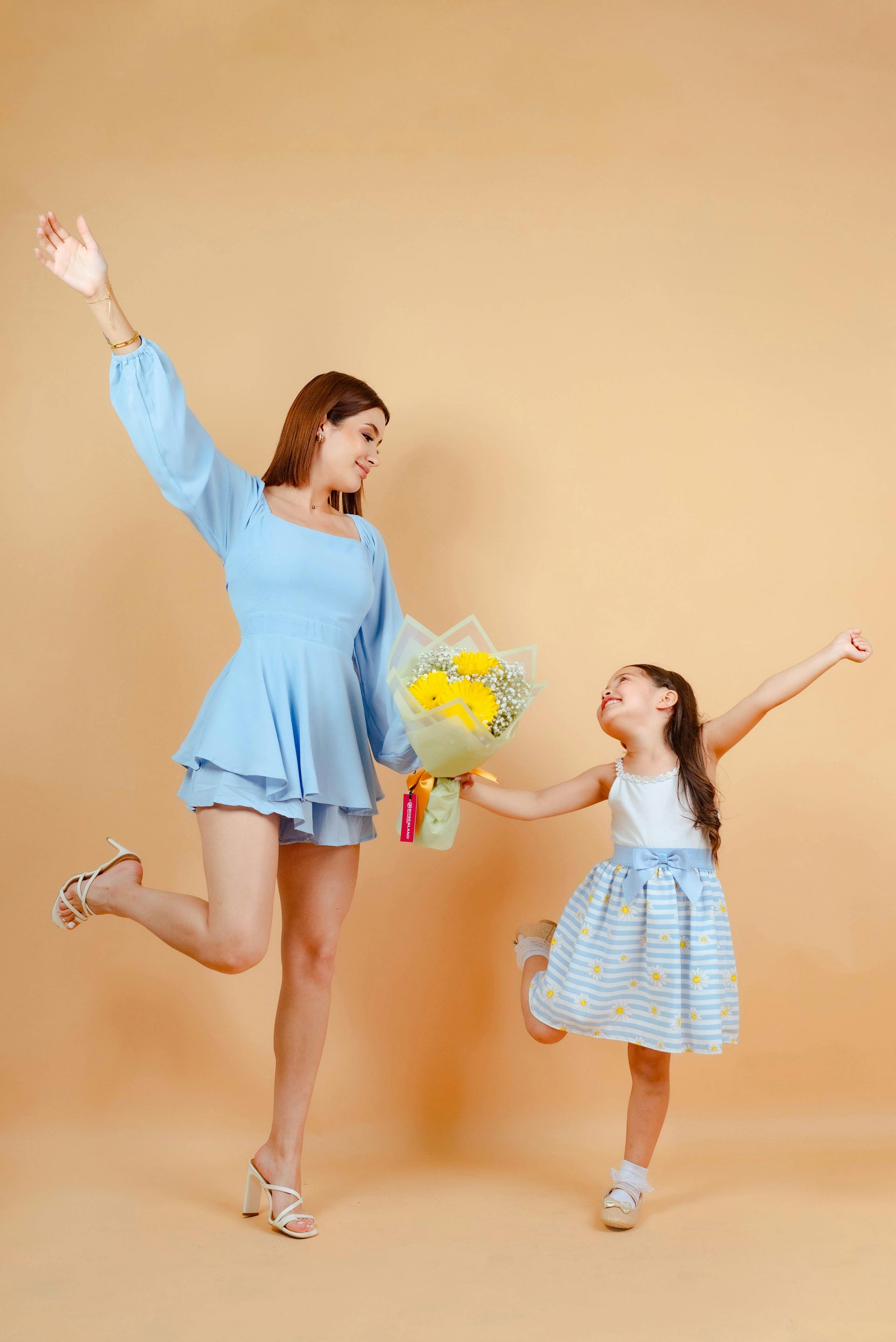 Une maman et son enfant danssant