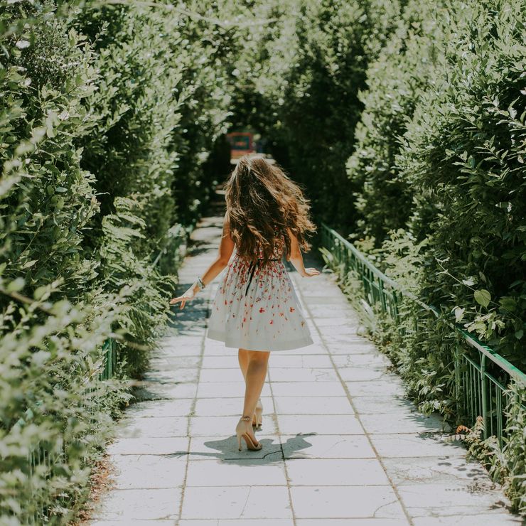 Filles cournat dans un jardin