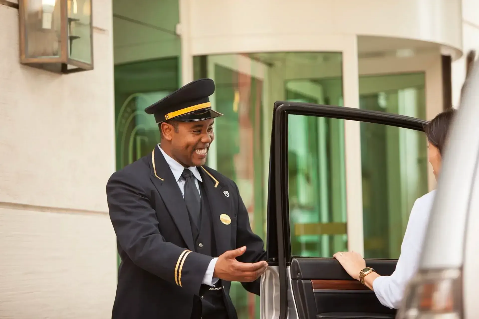 um homem está abrindo a porta de um carro para uma mulher.
