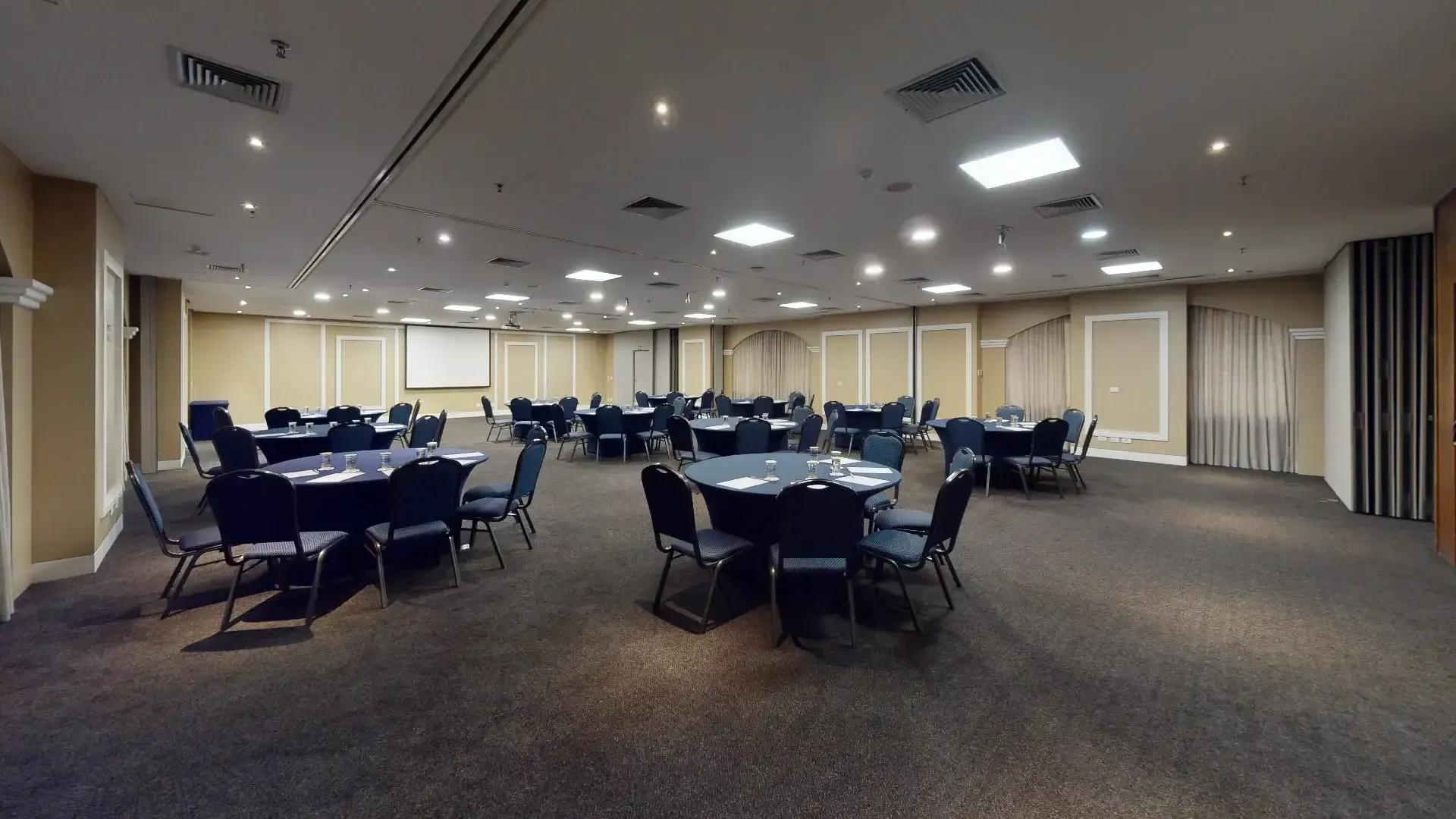 uma grande sala com mesas e cadeiras