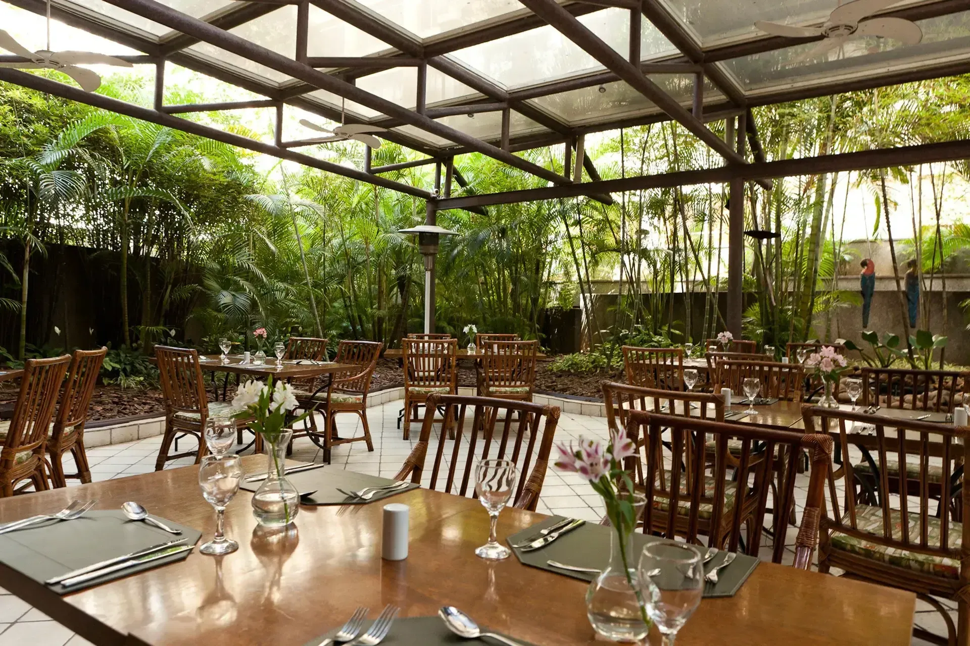 um restaurante com mesas e cadeiras sob um teto transparente
