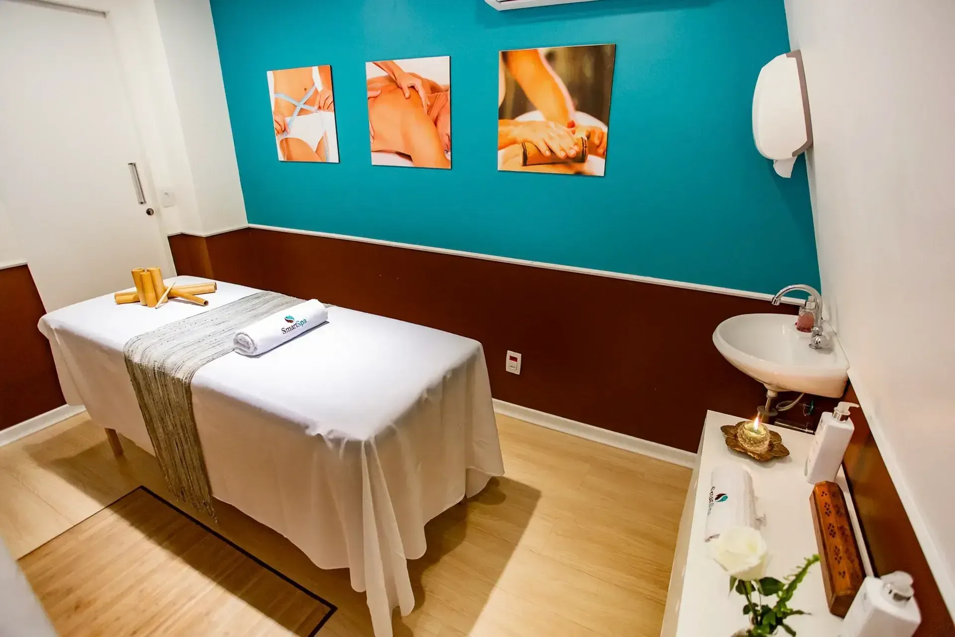 uma sala de massagem com duas camas e uma pia