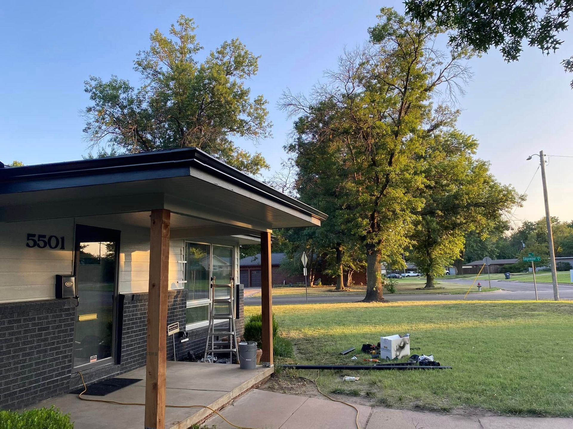 A house with the number 5501 on the front of it