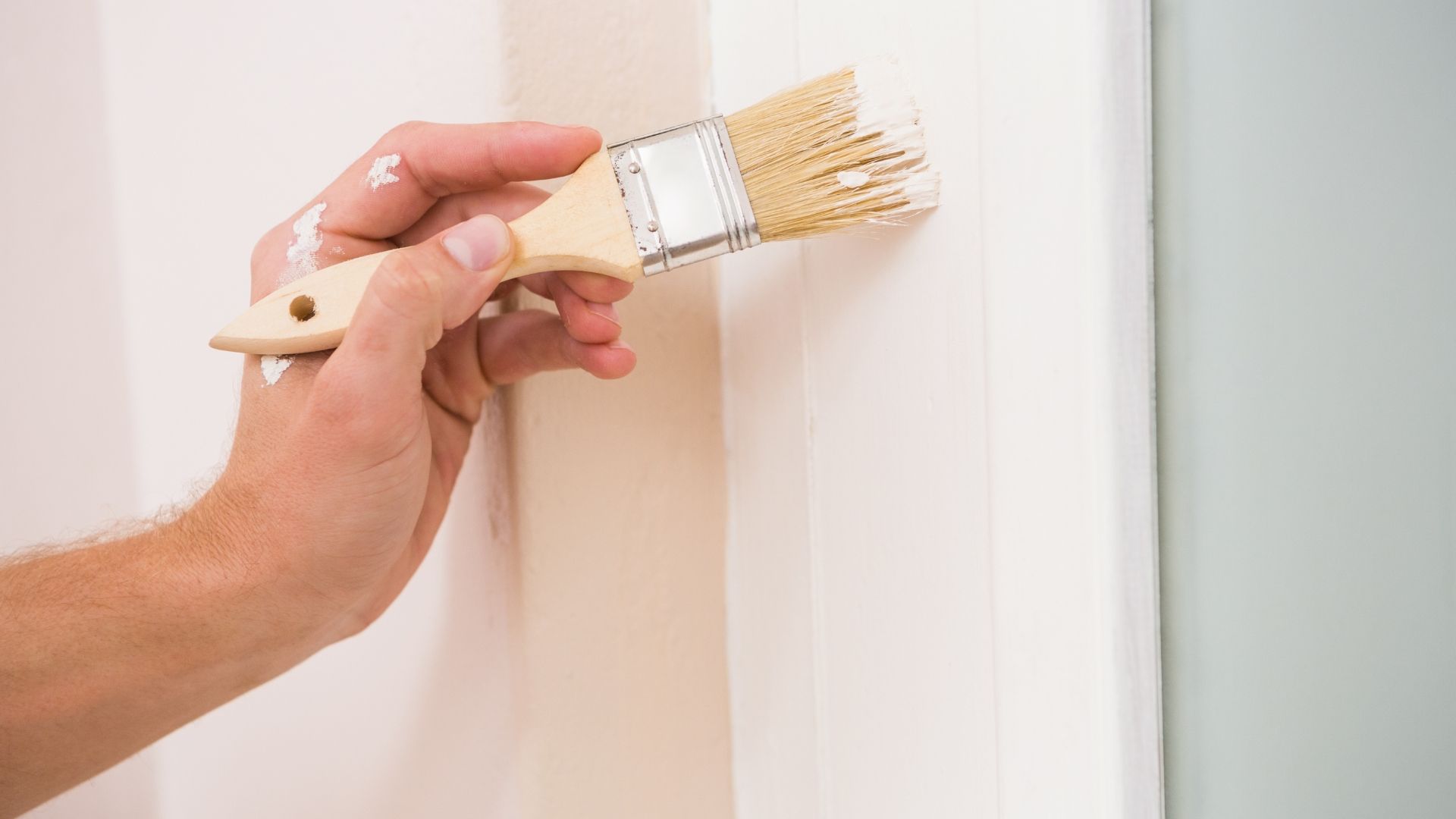 Peeling paint and unsightly frames? Find out the best paint to use on old windows and the right way 