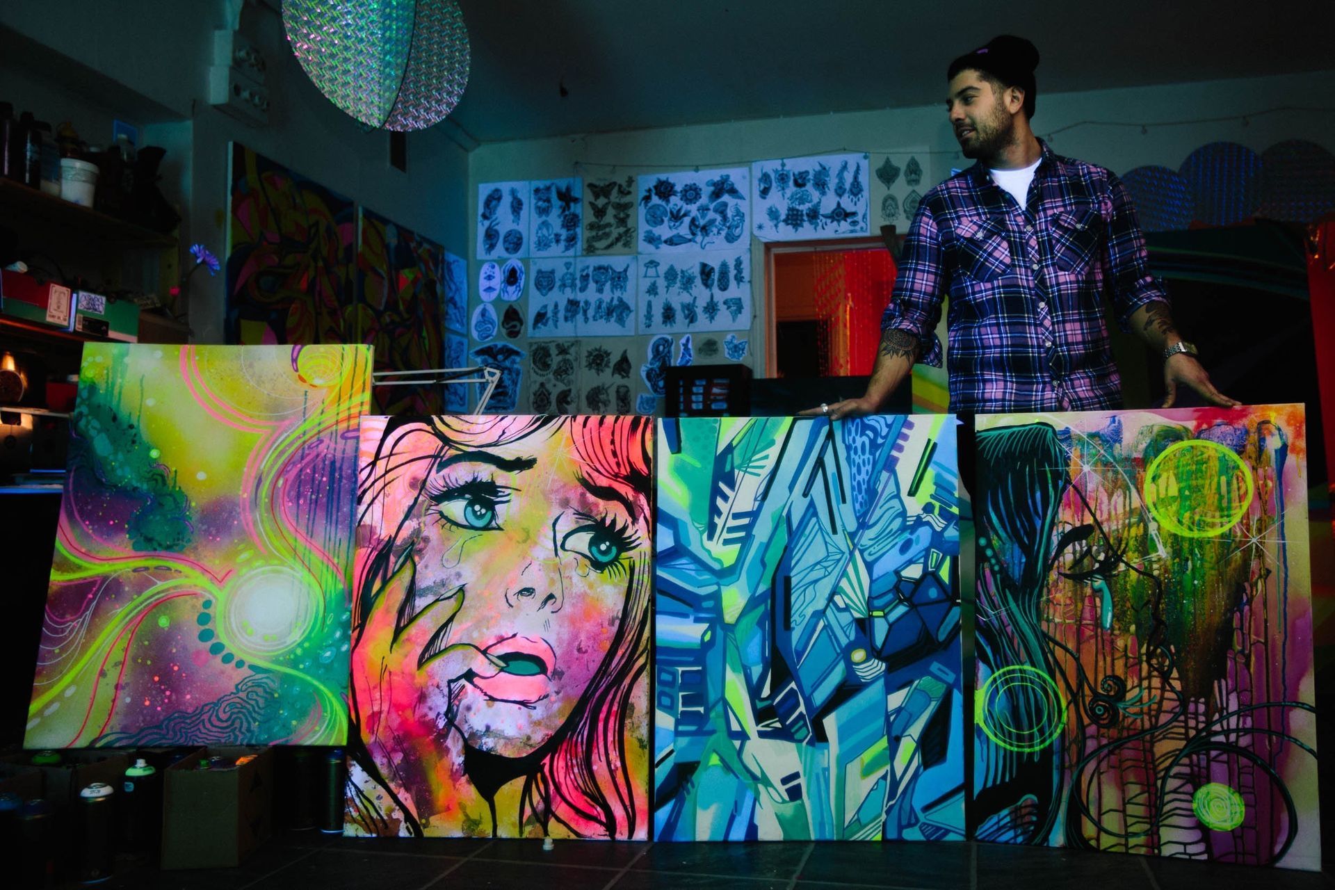 Dan Sapunar visar stolt upp några av sina tavlor