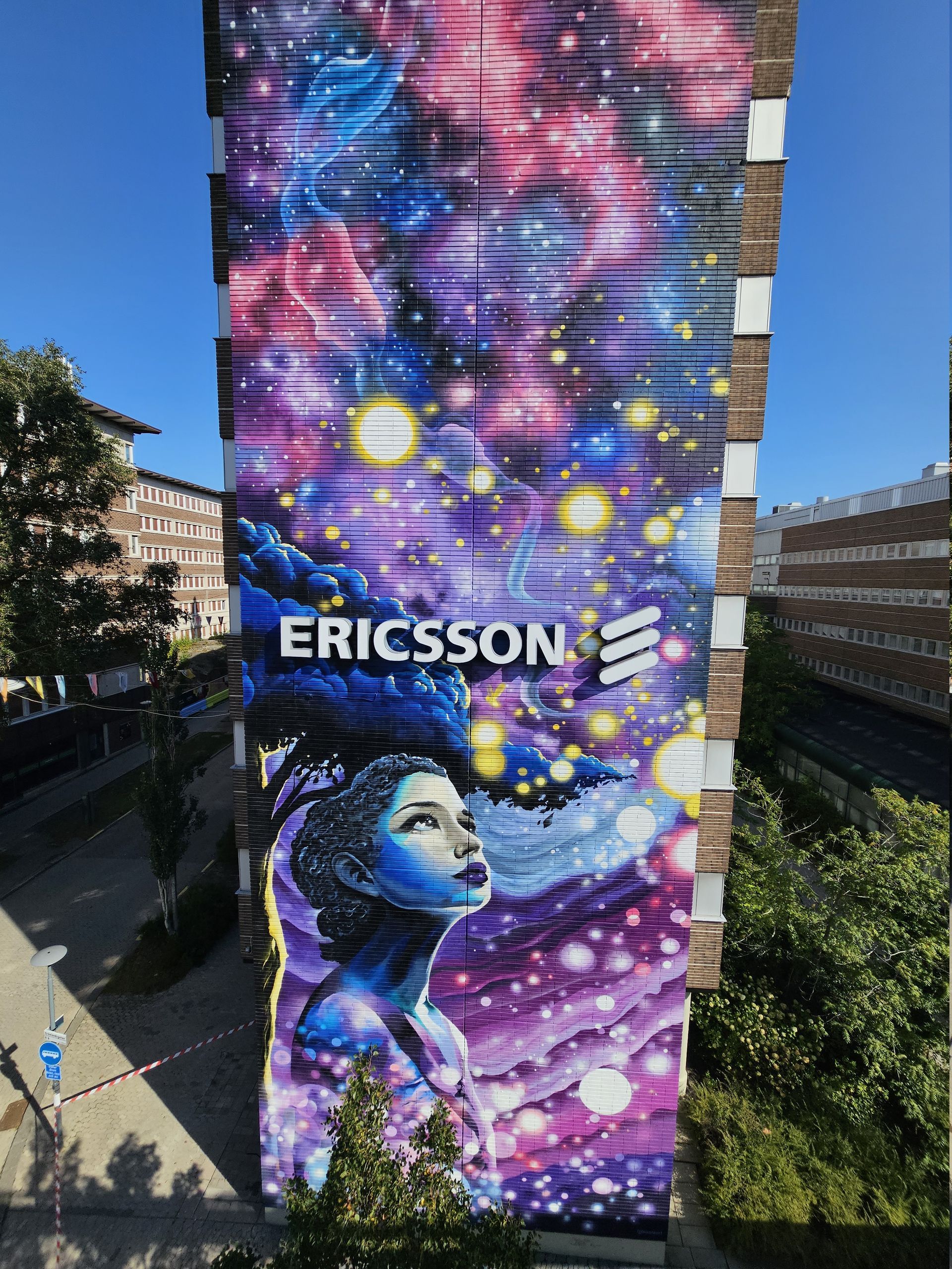 fasadmålning på Ericsson-huset i Kista