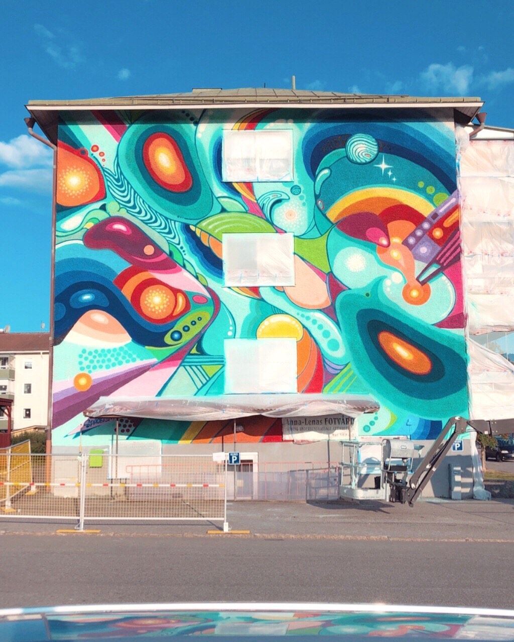 färgstark muralmålning på hyresfastighet i Sandviken, av Dan Sapunar