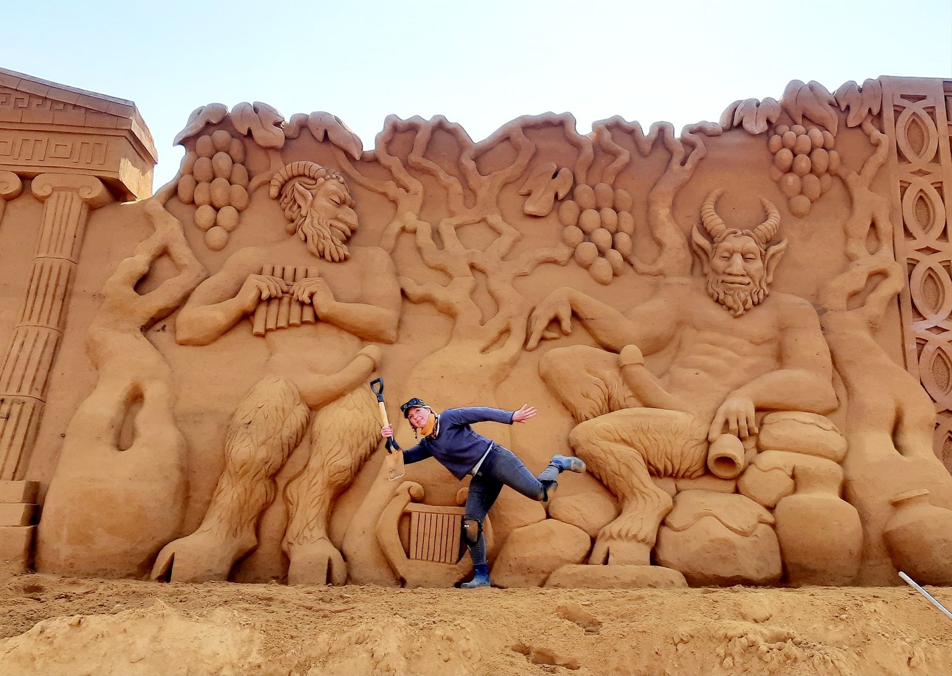 Enorm sandskulptur av Tjåsa Lucia Gusfors med antika referenser, Danmark
