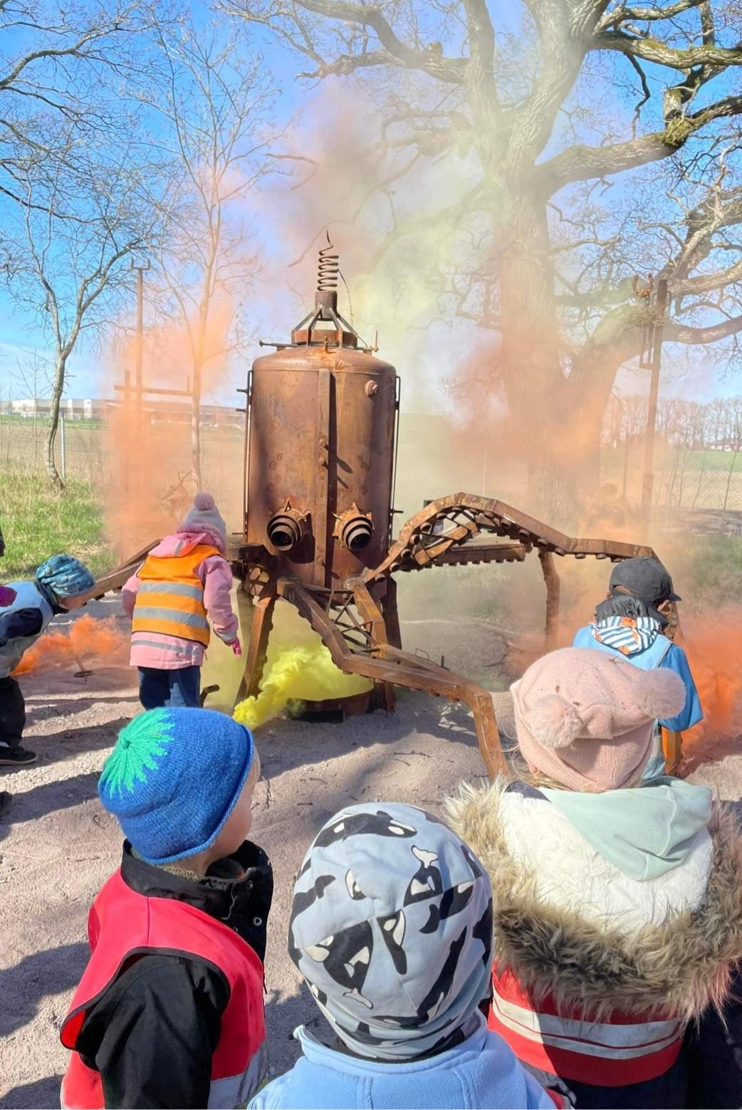 barn leker runt en bläckfiskliknande skulptur i metall av Olav Lunde, Vadstena skulpturpark