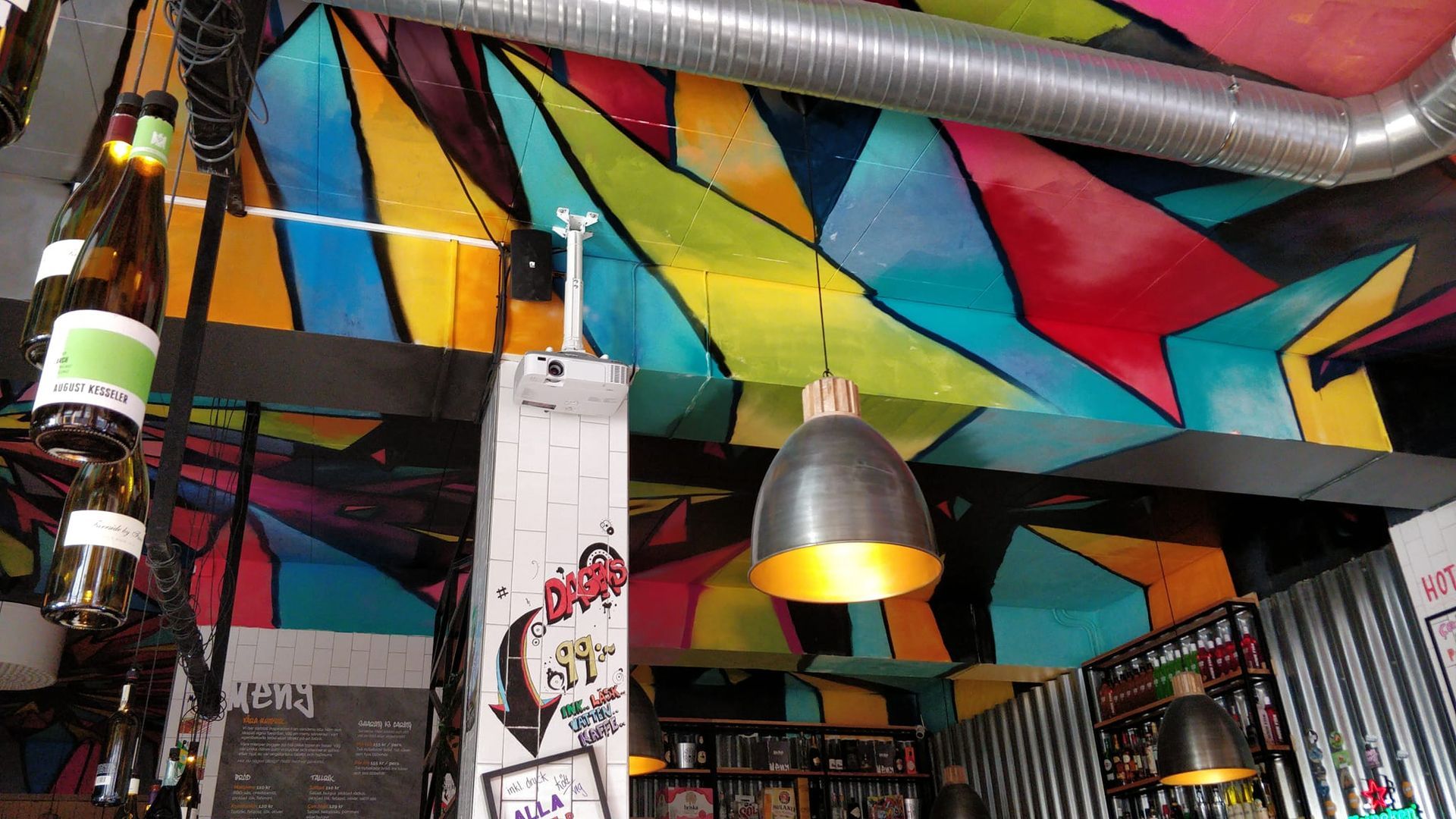 muralmålning av Adrian P. i taken på Çok Najs, Linköping