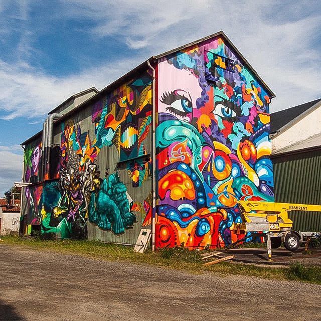 äldre industribyggnad på Österlen, med muralmålningar av Dan Sapunar