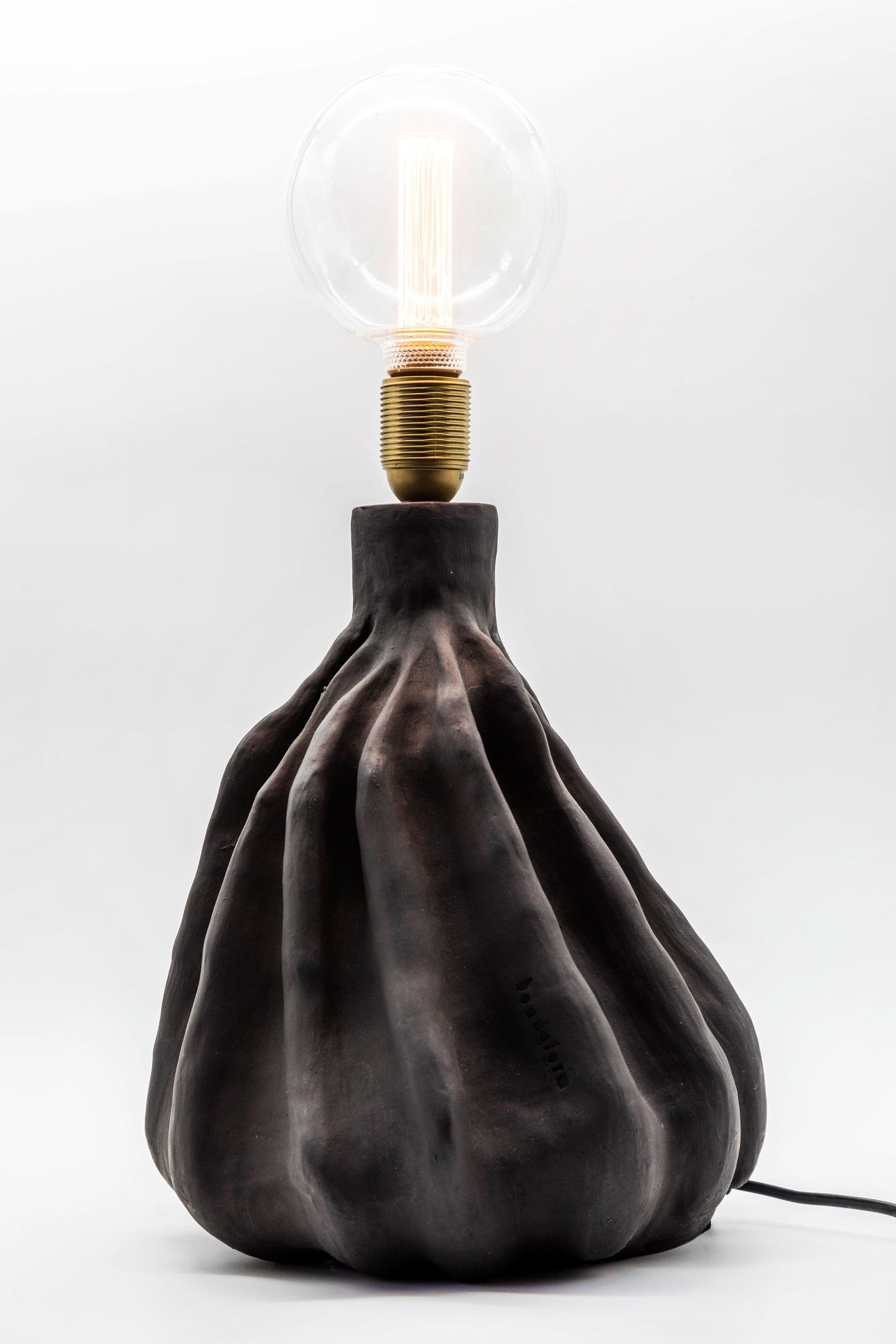 svart lampfot i spännande form