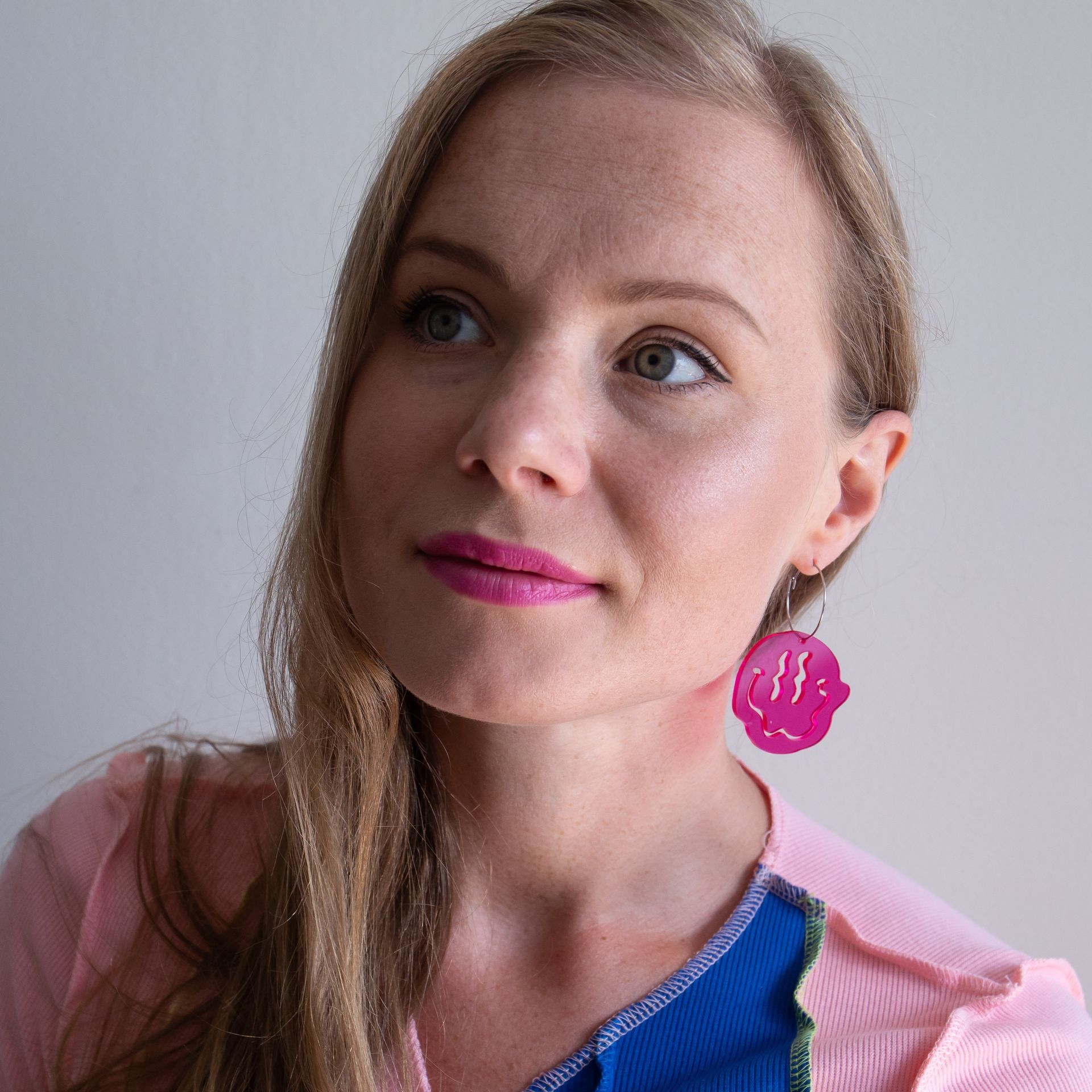 Drippy 90s Smiley Face Earrings (Transparent Fuchsia) - designade och visade av Anna Galuszka