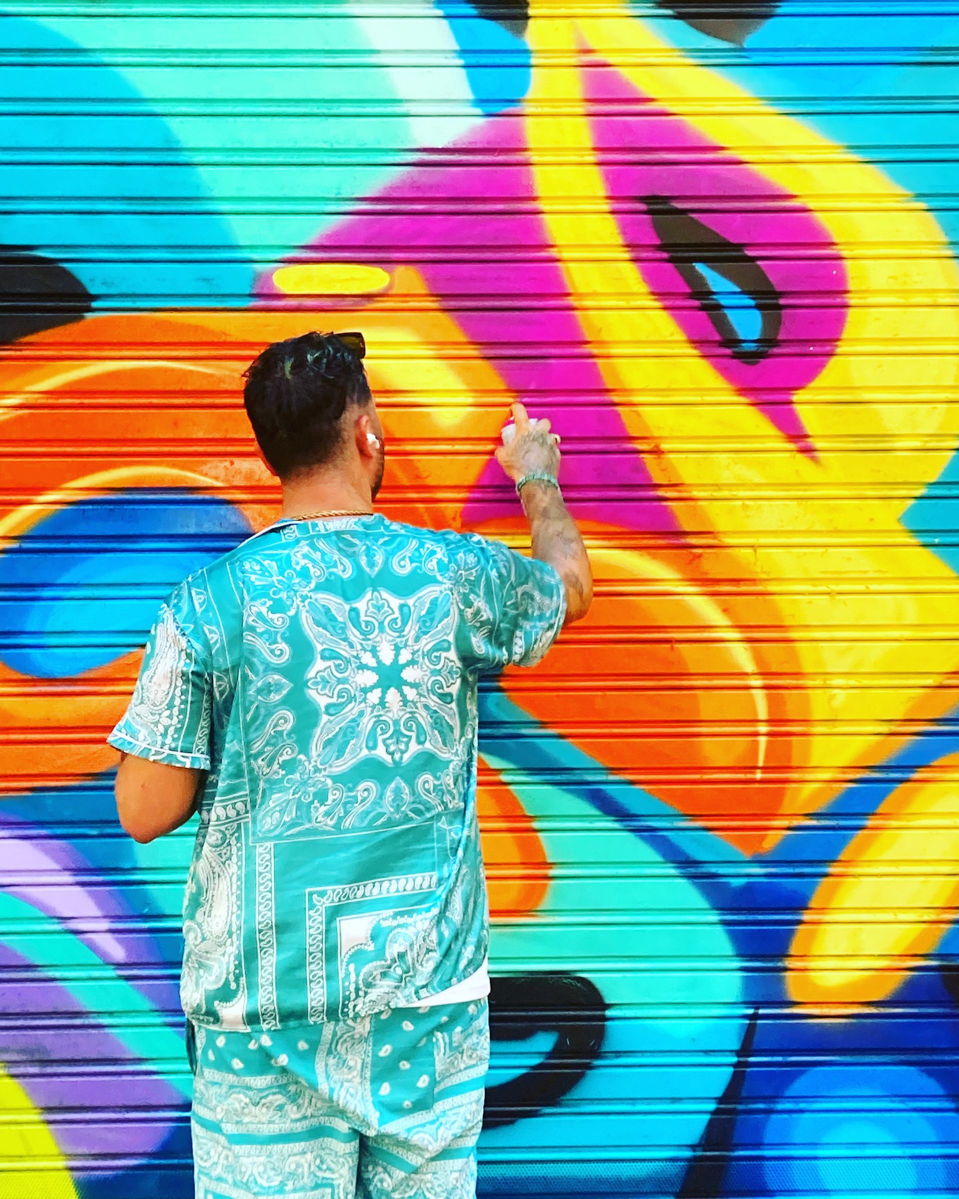 Dan Sapunar målar på något som ser ut som en vikport