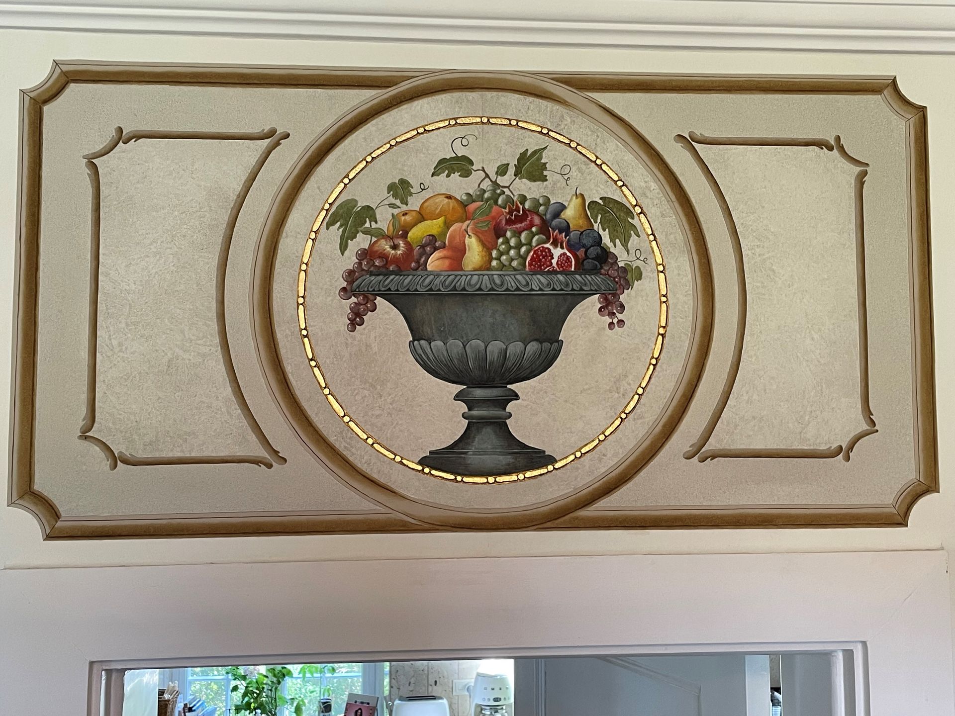 dekorerat spegelparti ovanför dörr, Lotta Olsson