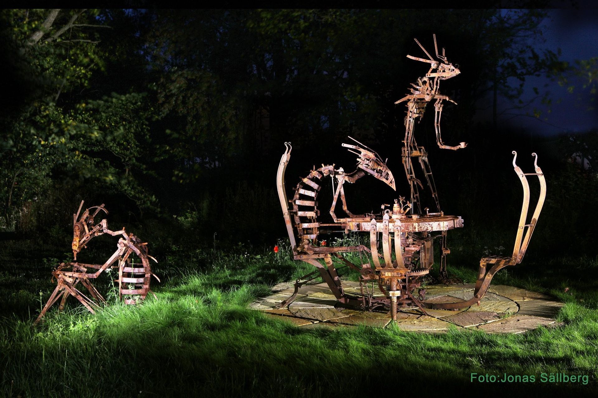 skulpturen 'Fika med Aliens' av Olav Lunde, Vadstena skulpturpark