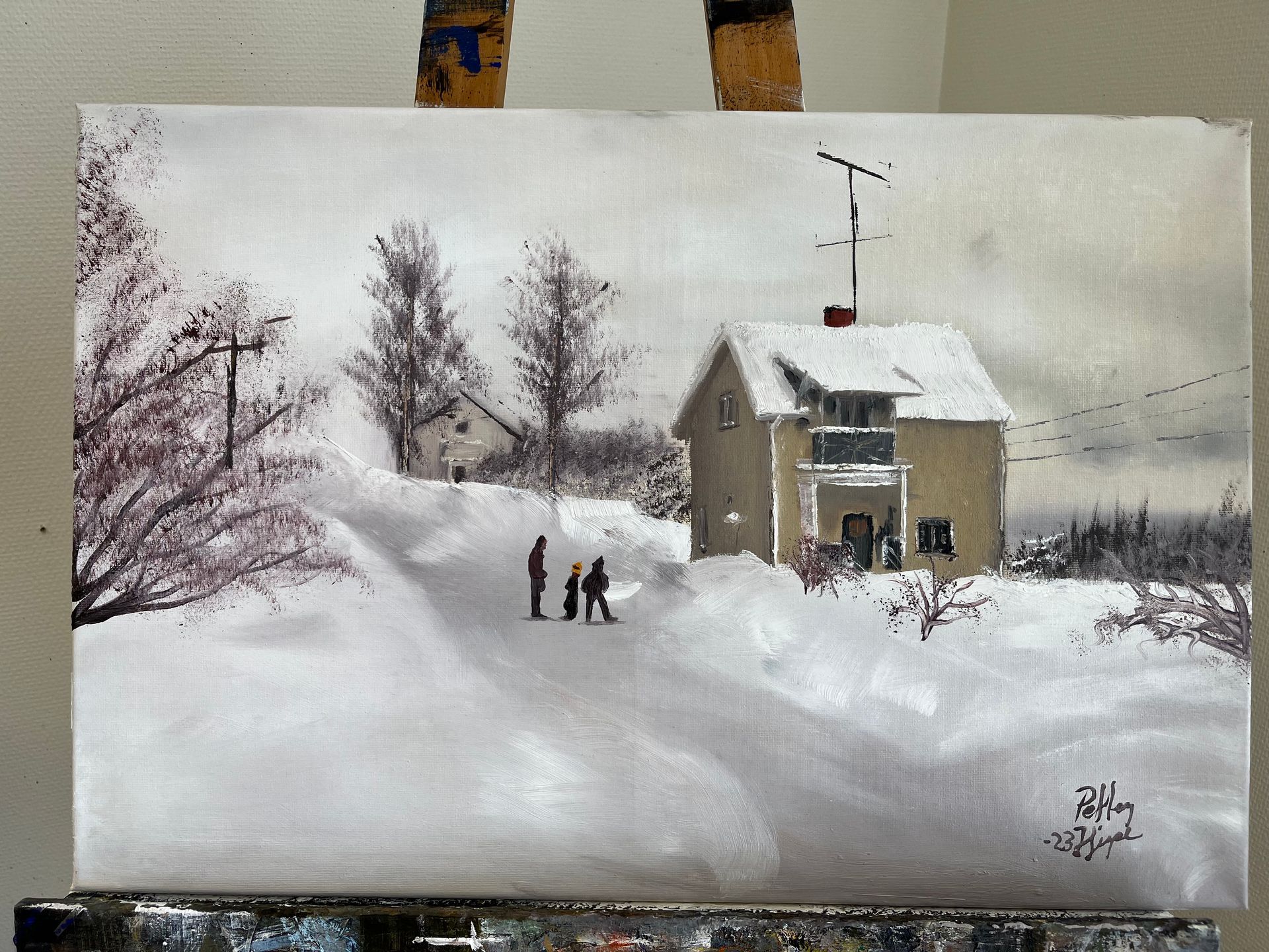 vintermotiv med lekande barn på gatan utanför ett hur, Petter Hjerpe