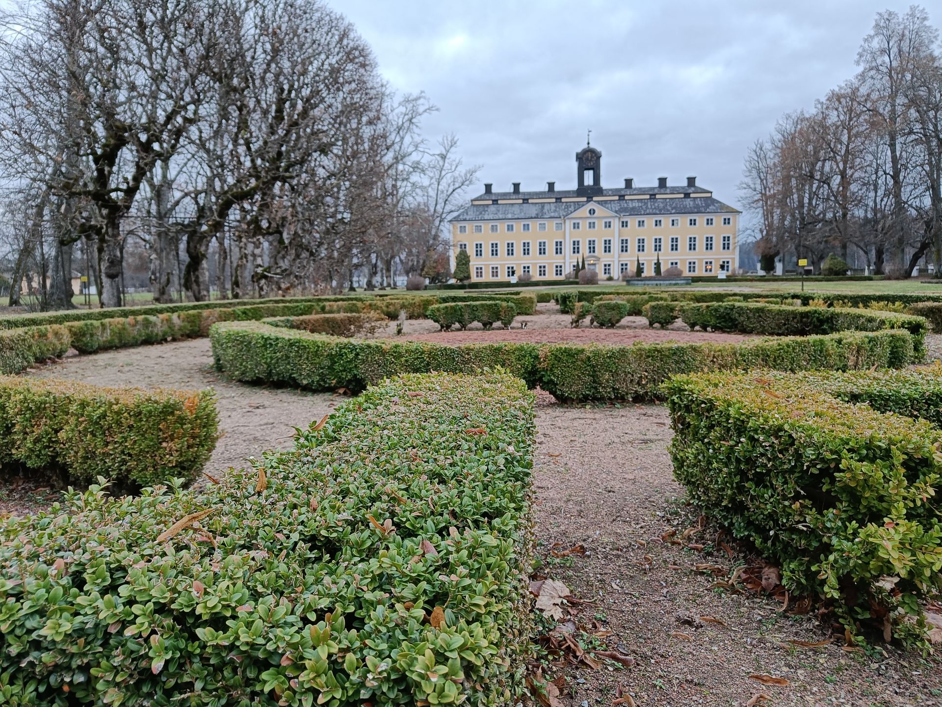 Den franska parken vid Sturefors slott, med låga häckar av buxbom i vackra, symmetriska mönster.