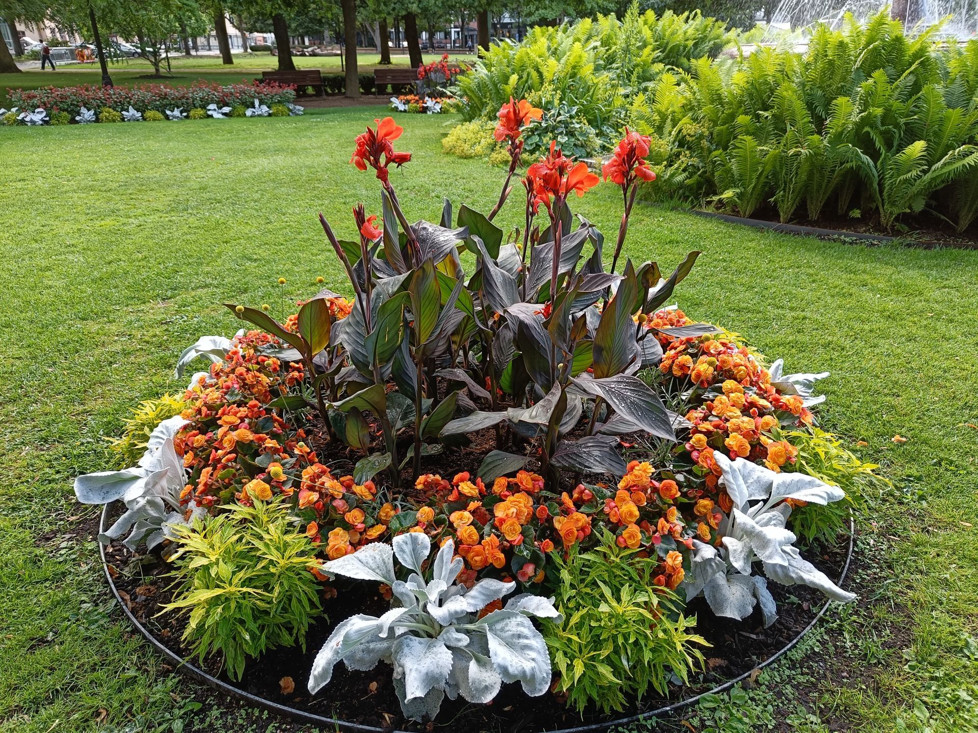 rundel med snyggt arrangerade sommarblommor i Carl Johans park, Norrköping