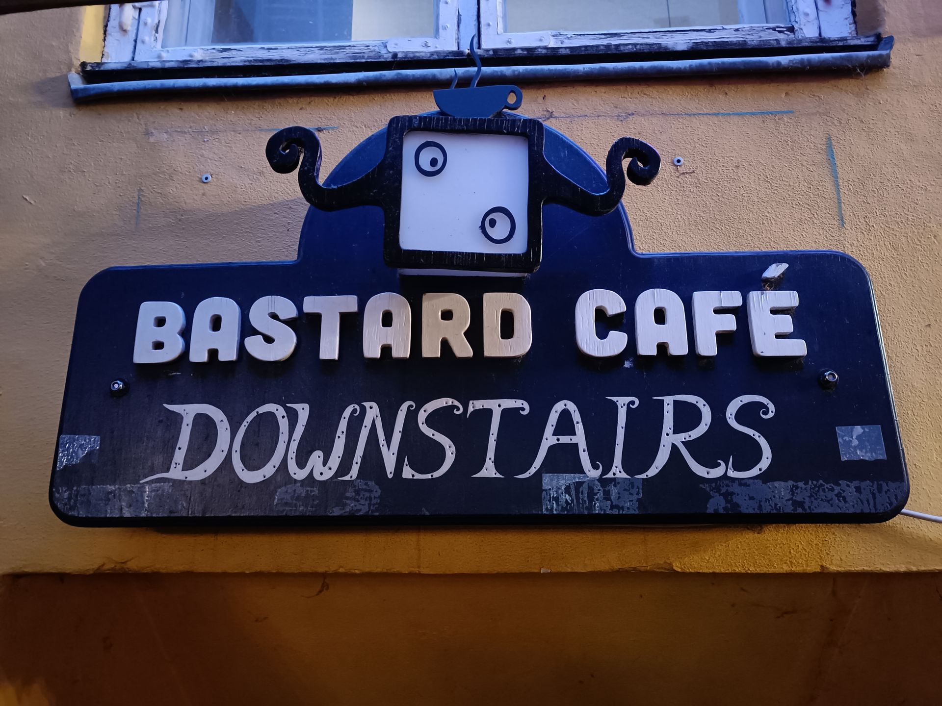 intresseväckande skylt vid Bastard Café i Köpenhamn, av Kim Holm
