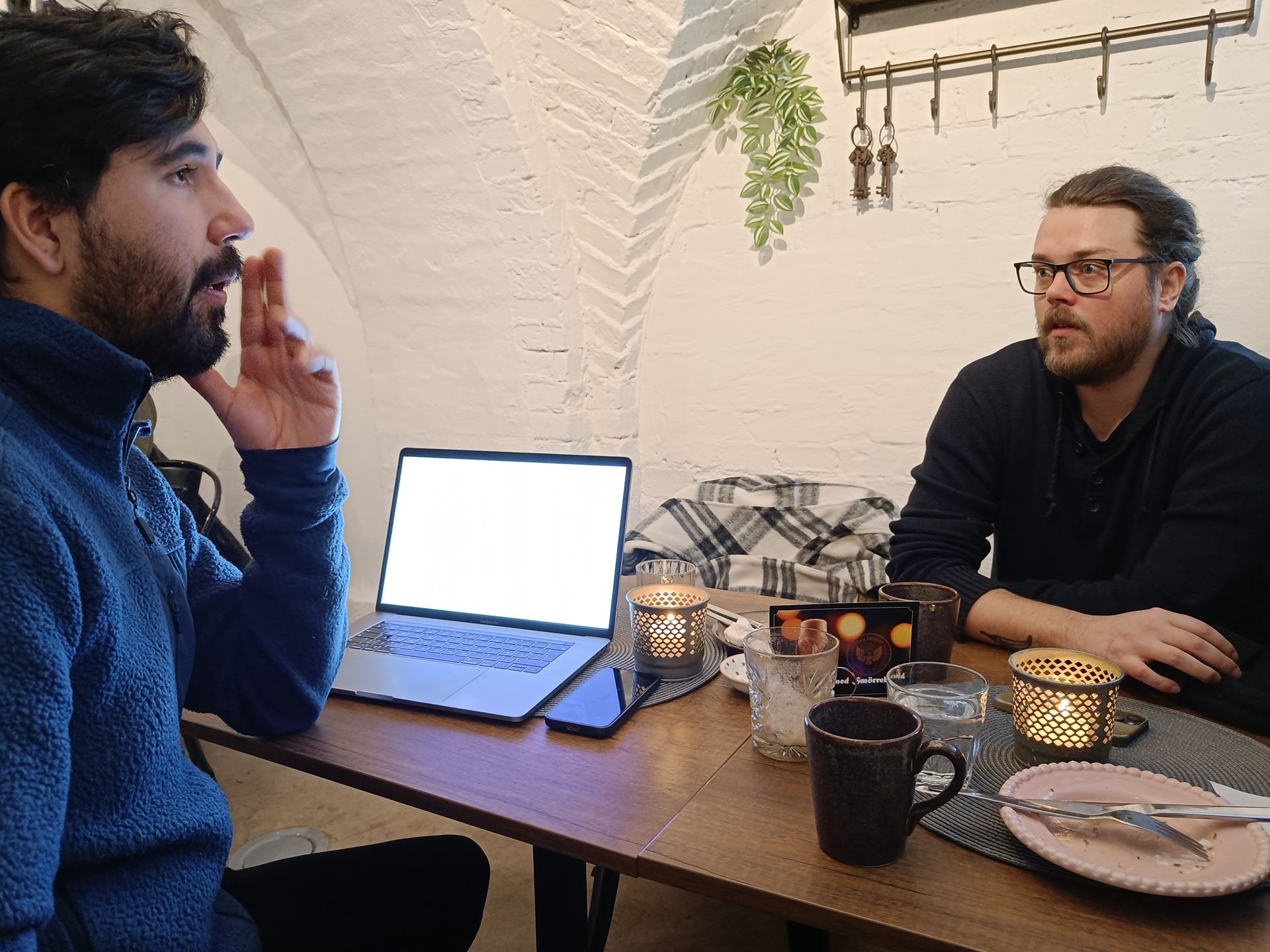 Erik Bodén och Adrian P. under planeringsmötet.