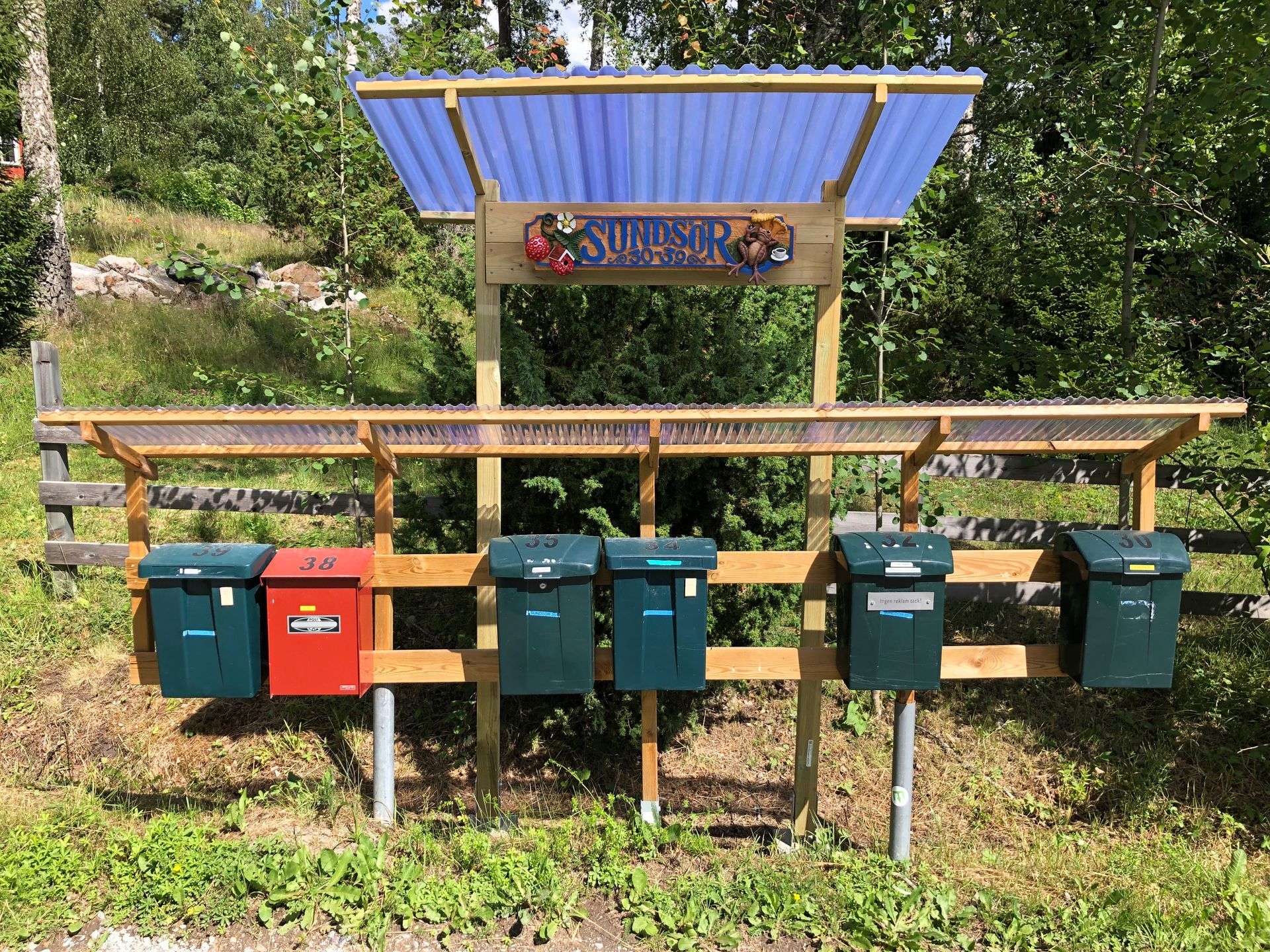 brevlådor i Sundsör, med hantverksmässigt tillverkad skylt av Jörgen Westin