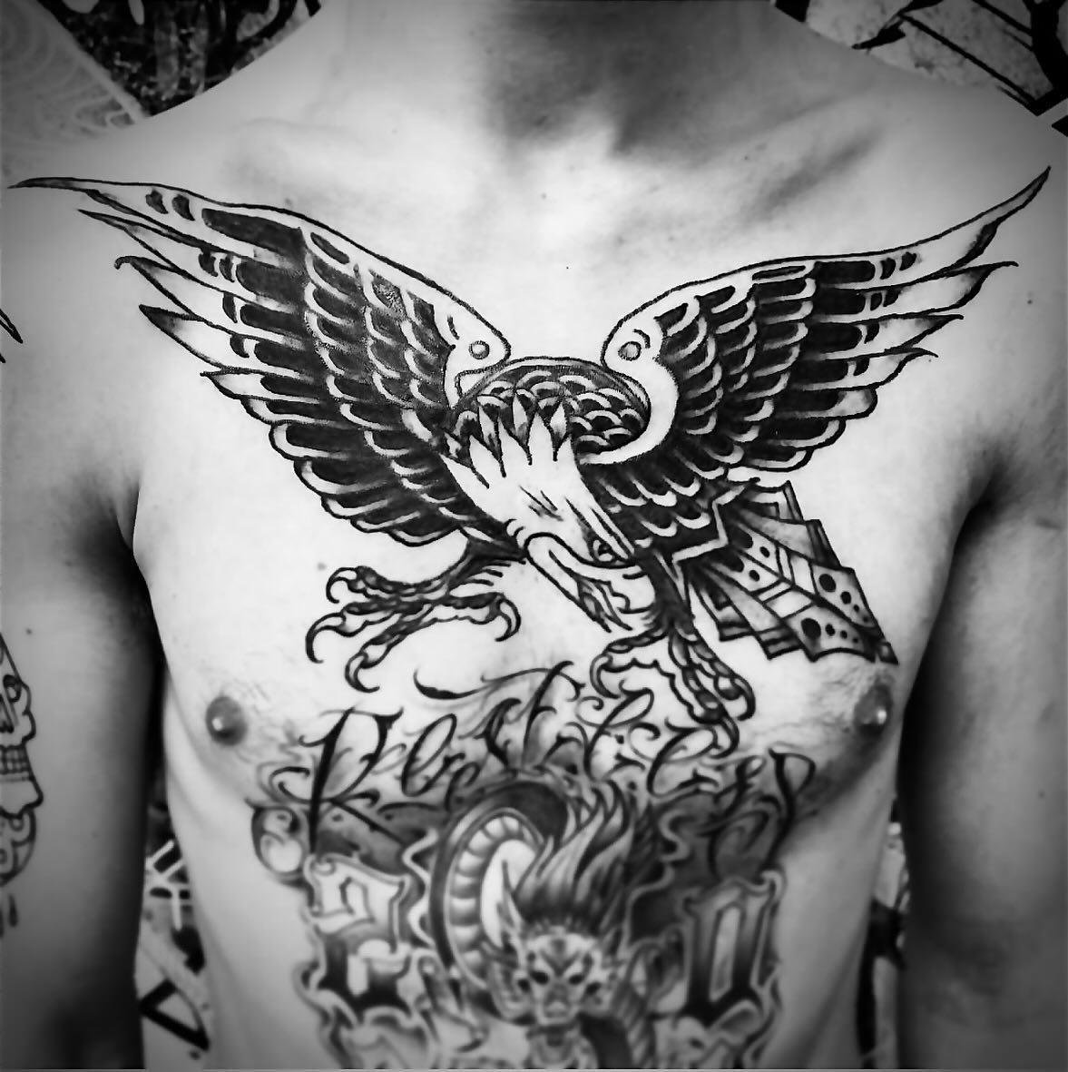 tatuerat bröstparti på man, Dan Sapunar