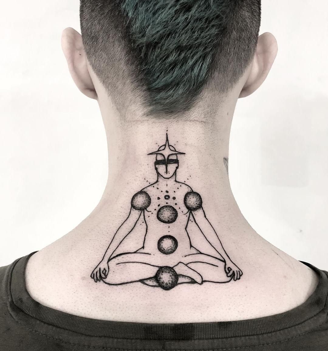 tatuerad nacke av Dan Sapunar