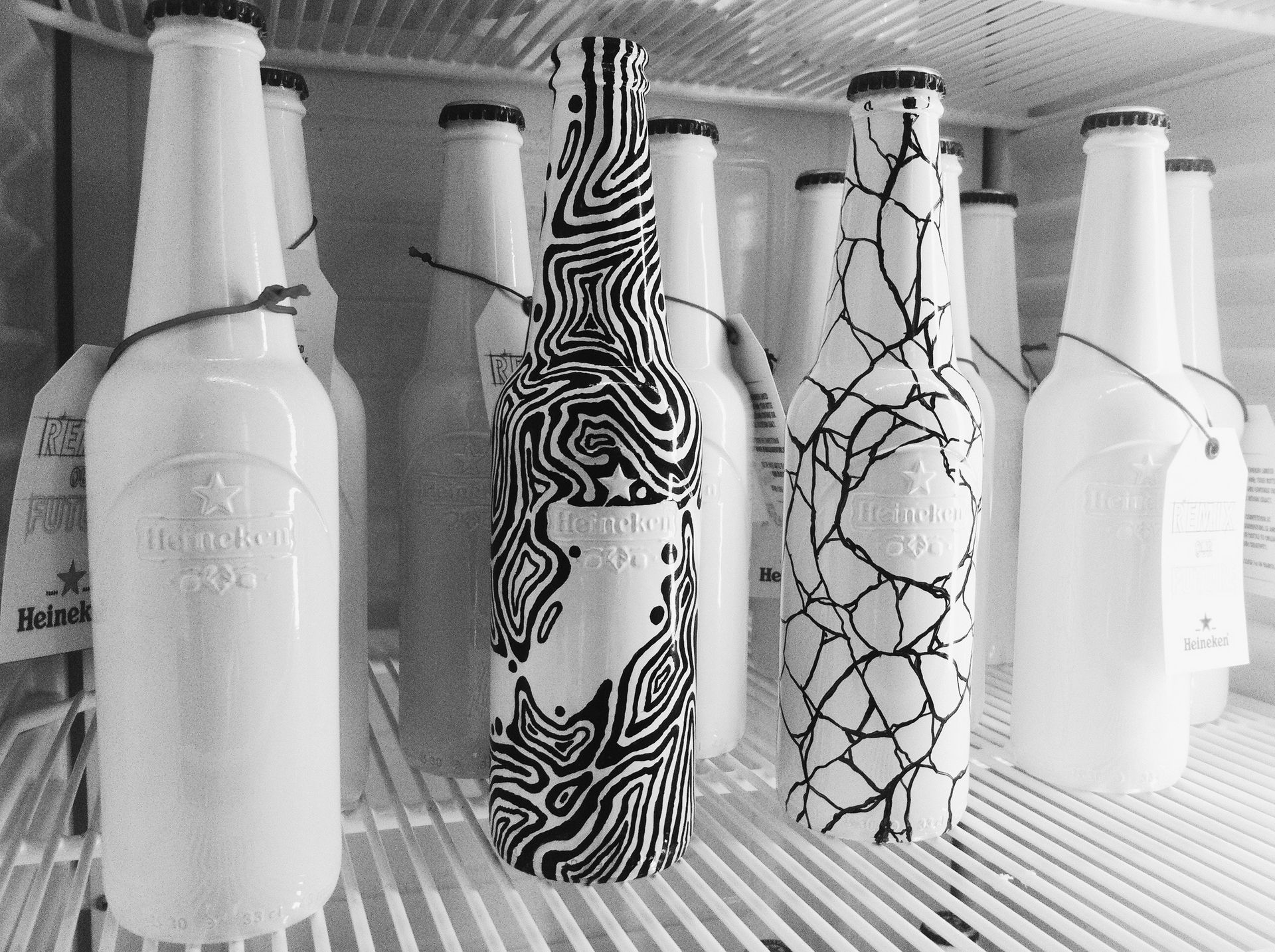 specialversioner av Heinekens flaskor med illustrationer av Dan Sapunar