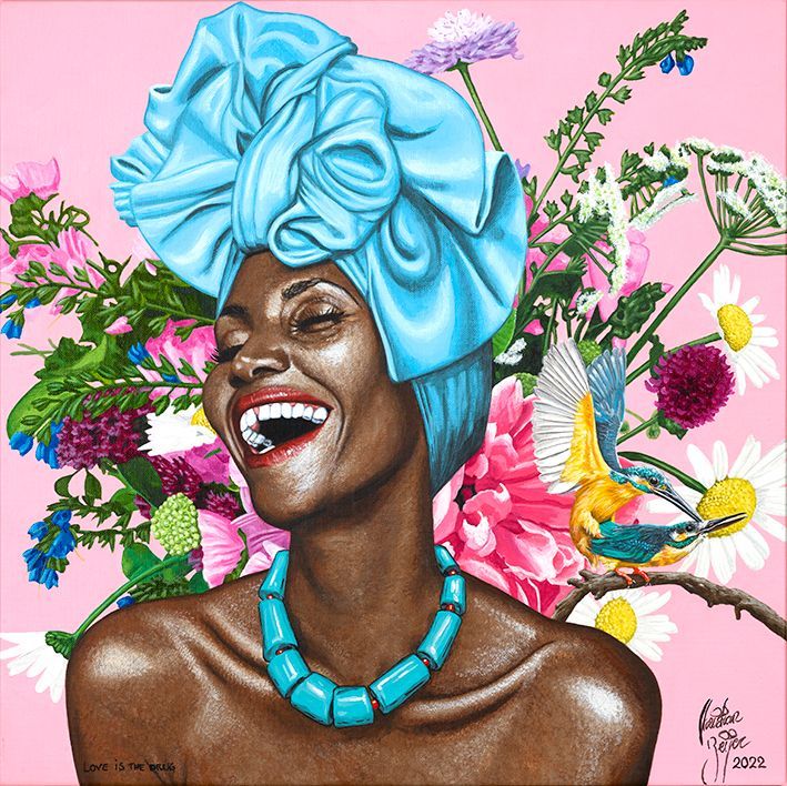 svart glad kvinna med blomsterbakgrund