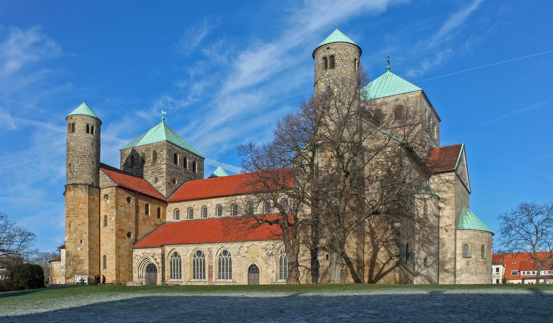 Sankt Mikaelskyrkan i Hildesheim med sina massiva stenväggar och runda bågar, ett exempel på romansk arkitektur med symmetriska torn och enkla geometriska former.