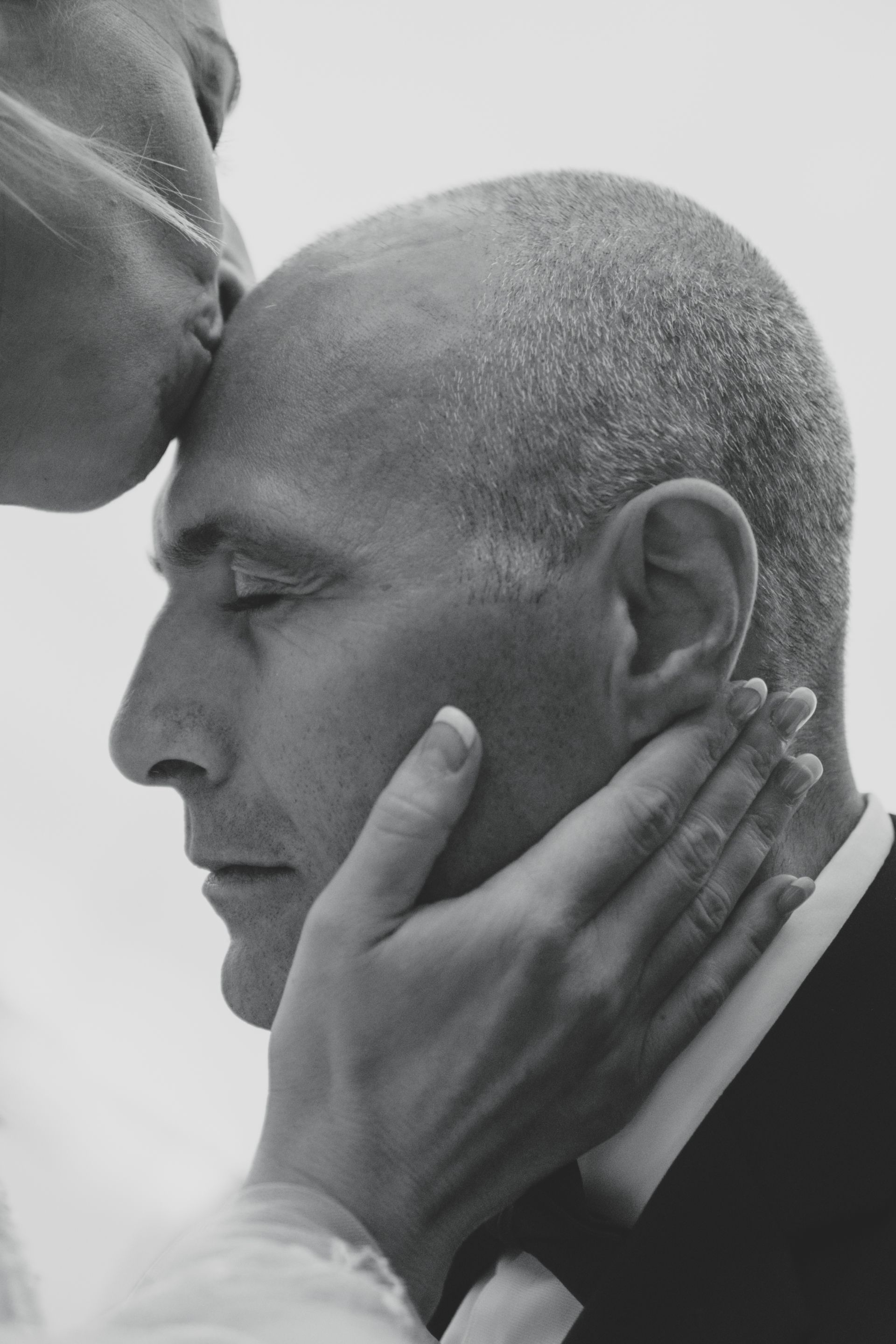 kvinna pussar man på pannan